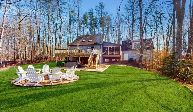 Renovated lakehouse with dock, hot tub, firepit & bi-level deck - dogs OK