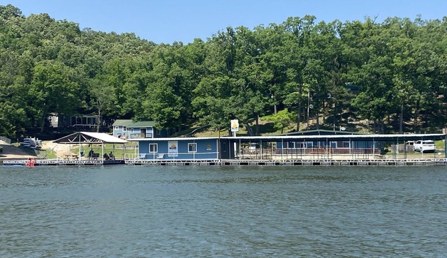 Renovated lakeside cabin with swimming pool & resort amenities!