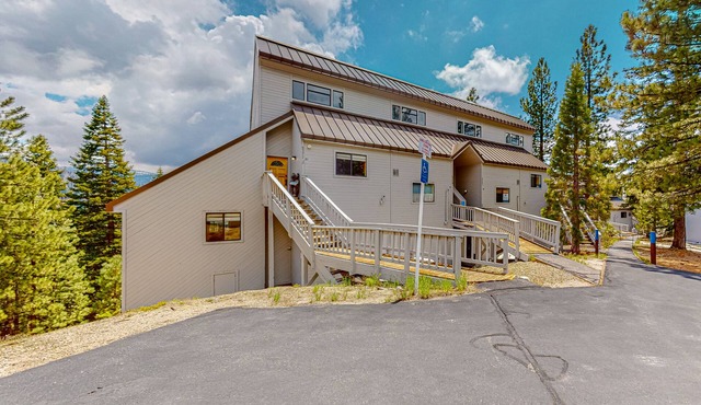 Renovated lakeview condo w/ great location near swimming & skiing