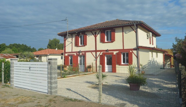 Renovated Landes house in the heart of the village