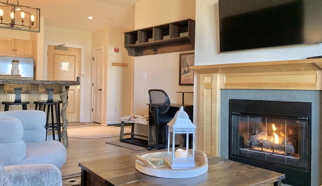 Renovated Long Trail 1BR, Steps from lifts - Hot tub, Pool, Sauna, Heated garage