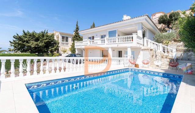 Renovated Luxury Villa with Pool and Barbecue