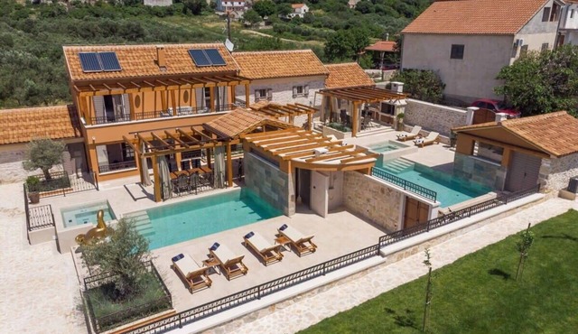 Renovated Luxury Styled Villa With Amazing Pool