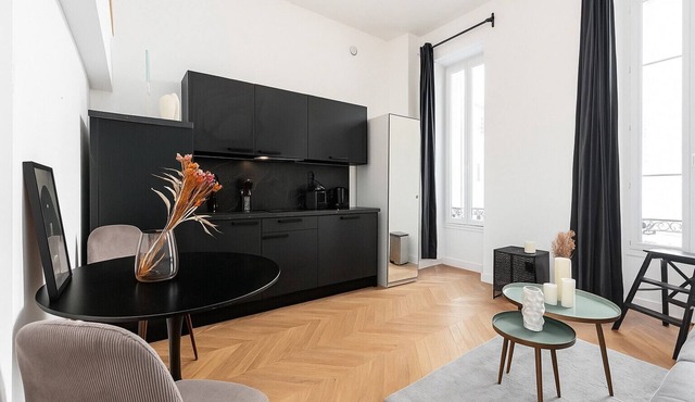 Renovated mezzanine studio - AC - 300m Jean Médecin