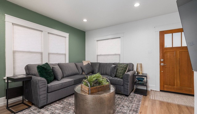 Renovated Midtown Home, Walkers Dream to Food/Fun