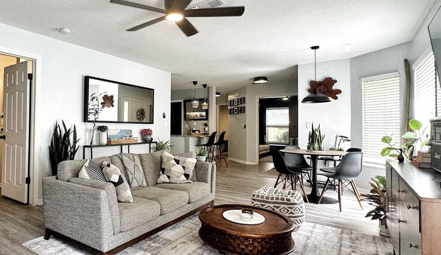 Renovated Modern 2-Bedroom Golf Course Condo Near Beachesn