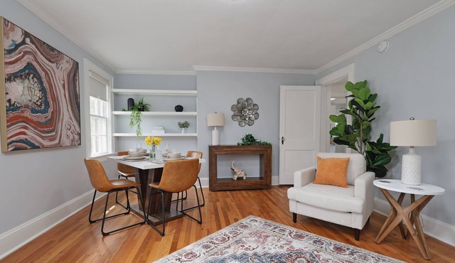 *Renovated* Modern 2BR upper level flat; walk to restaurants-min to Duke/DT/Hosp