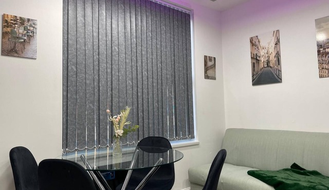 Renovated Modern Apartment Sleeps 4 in Leeds