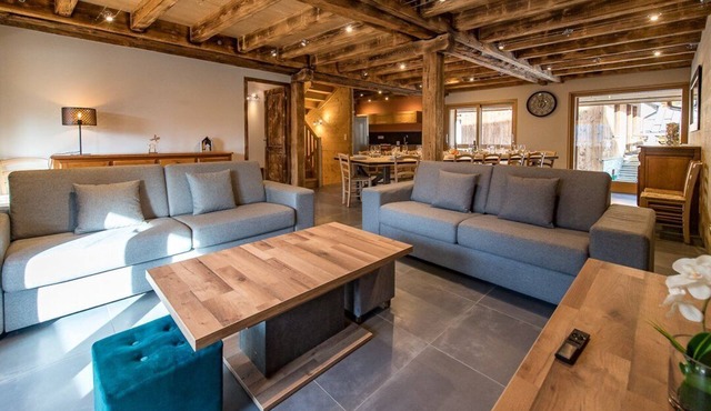 Renovated mountain chalet with jacuzzi 4* sleeps 15