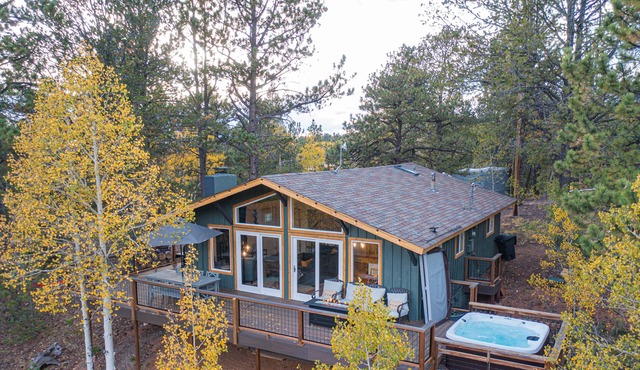 Renovated mountain-view cabin with hot tub, huge deck, grill, & fireplace