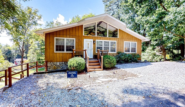Renovated mtn-view home with grill, outdoor pool, golf, gym, fireplace, tennis
