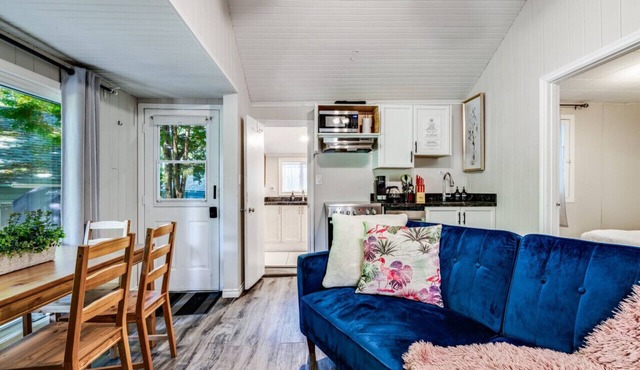 Renovated Muskoka cottage right on lake - Breeze