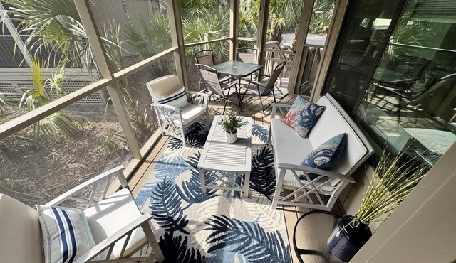 Renovated Night Heron | Walk to Beach | King Bed | Screened Deck | Pet-Friendly