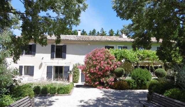 Renovated old farmhouse South Avignon, wooded park, swimming pool, tennis