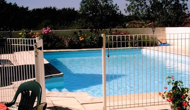 Renovated old house 140m2 with park and private swimming pool