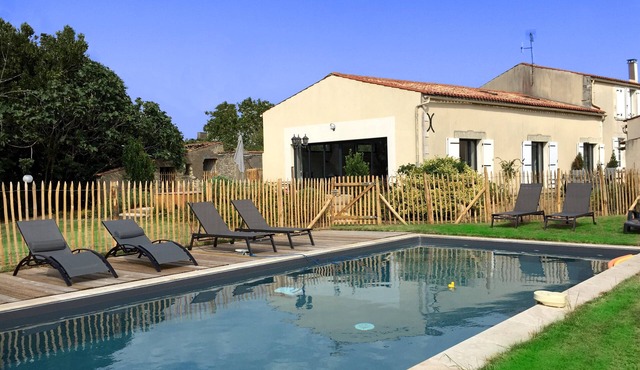 Renovated old house of 280m² near La Rochelle, sleeps 12, swimming pool