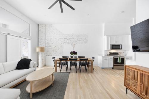 Renovated Old Port 2BR Loft, Waterfront & Shops