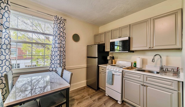 Renovated One Bedroom Apartment Downtown Falmouth Minutes Away From the Beach