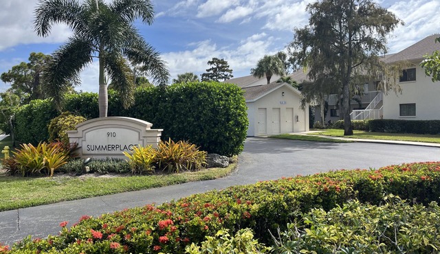 Renovated open Naples Condo with 20 restaurants and beach all walking distance