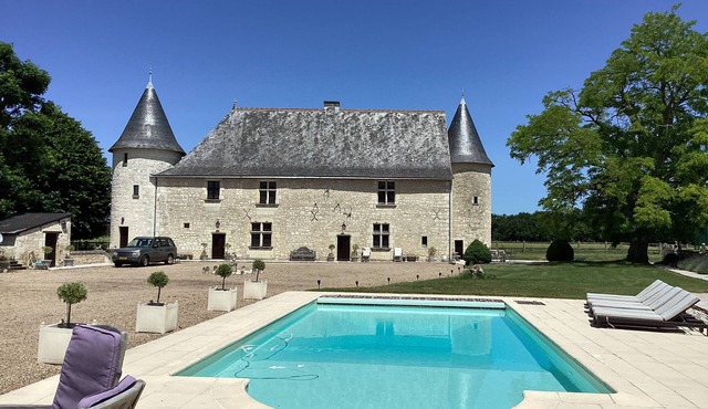 Renovated outbuildings of Loire Castle in compete privacy with pool and tennis!