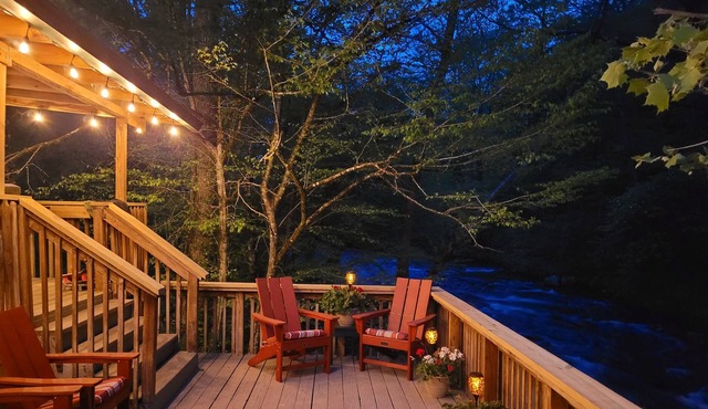 Renovated Park's Edge Cabin on Deep Creek, One step from The Great Smoky Mountains National Park!