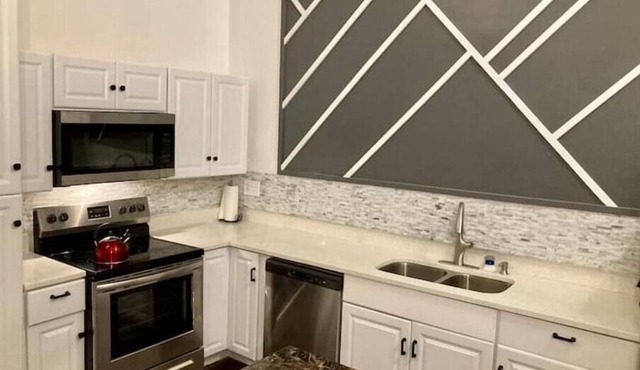 Renovated Peaceful Luxury Walk to Mall Park Publix