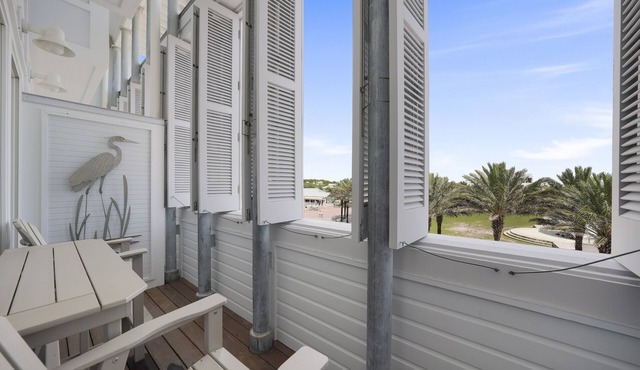 Renovated Penthouse in Seaside, Overlooking Amphitheater, Gulf Views, 2 Bikes