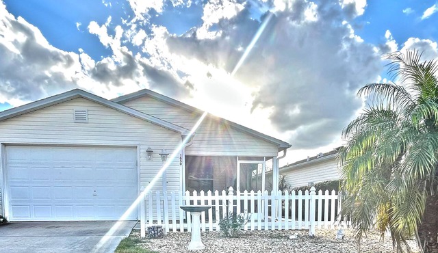 Renovated, Pet Friendly! LIVING IT UP IN THE VILLAGES! 2bed, 1bath Furnished