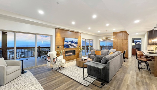 Renovated Presidential Suite 3 Fireplaces Private Hot Tub w/Views Resort Amenities