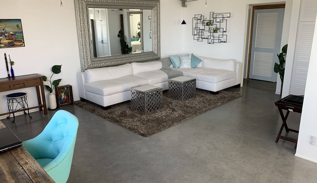Renovated Private Beachfront w private outdoor space steps from the water
