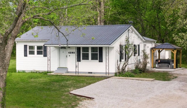 Renovated Private Cottage w/Hot Tub! Covington, TN