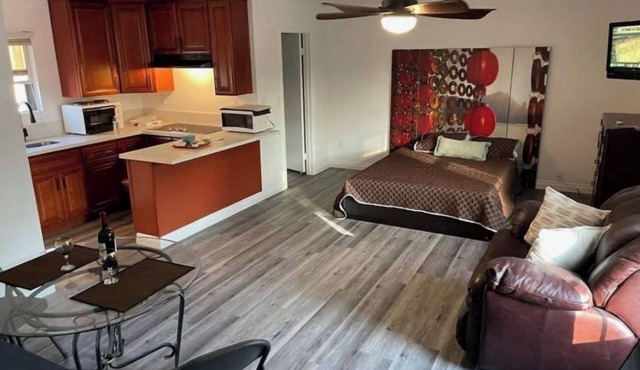 Renovated Private Studio/Suite w/Kitchenette Bathroom (Abv Grg)