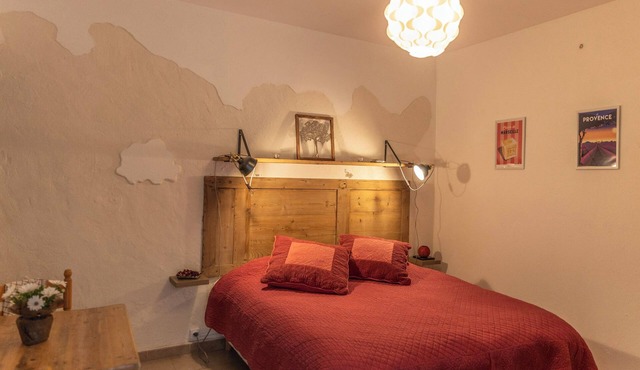 Renovated Provencal studio, in the heart of the village of Eyragues, beautiful flower-filled courtyard