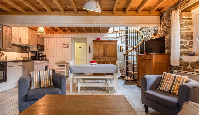 Renovated Pyrenean House with Garden - Sleeps 8 - Near Ski Resorts