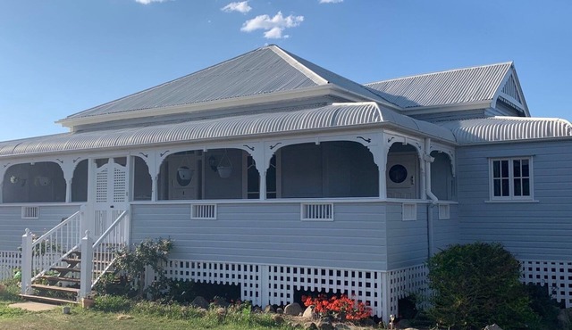 Renovated Queenslander with a pool - close to town!