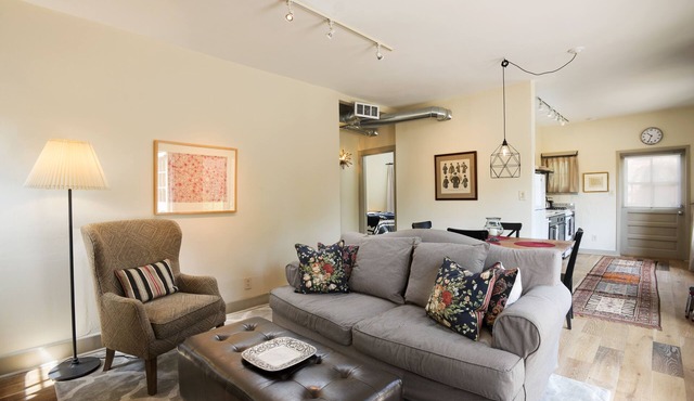 Renovated quiet adobe casita. 2 queen bed, 2 bath, only 10 min walk to Plaza!