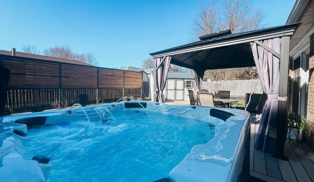Renovated Ranch: 3BDRM 2BATH with King Bed, En-Suite, Sleeps 6, Hot Tub & more!