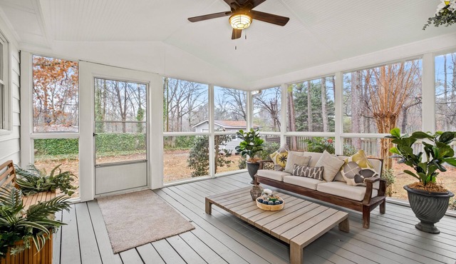 Renovated Ranch Home. Pet Friendly, Game Room, Fire Pit, Grill, Covered Porch