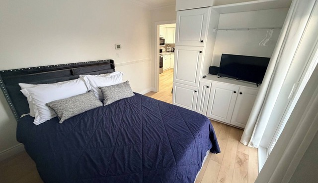 Renovated Retreat w/Pool (summer) & 4 Queen Beds + Double!