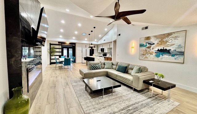 Renovated Retreat-High Ceiling-Outdoor Kitchen