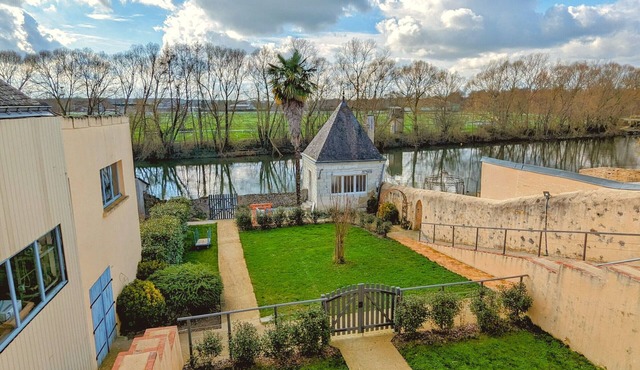 Renovated riverside cottage for 6, near center, parking and wifi