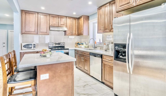 Renovated Rooms 10-min to Finch Subway Near Yonge St