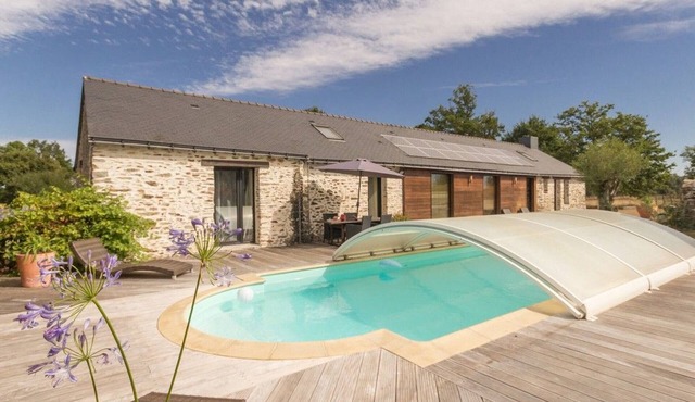 Renovated rural cottage with terrace in the countryside, pets allowed