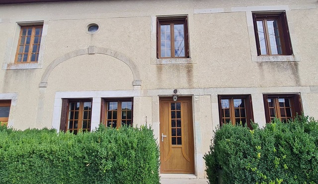 Renovated Rural Farmhouse for 6, Near Hiking Trails & Historic Cities