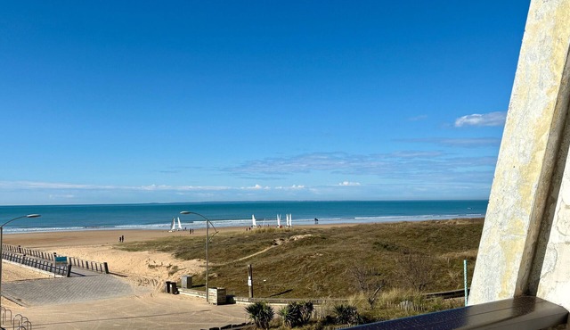 Renovated studio with sea view, beach access, and private parking