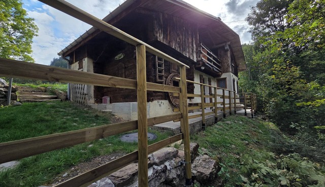Renovated Savoyard chalet on the banks of a torrent - Peace and Comfort