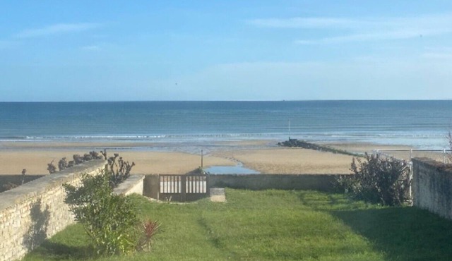 Renovated seafront villa 2025 - direct beach access & shops 5 min walk away