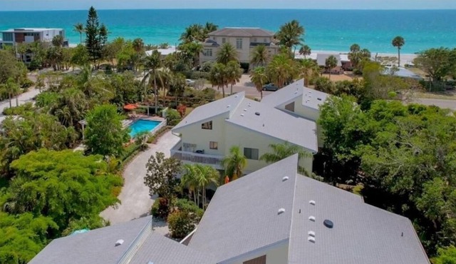 Renovated Seaside Garden Retreat across from the beach with pool on Longboat Key