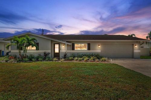 Renovated Seminole Gem 8 Mins to Beach w/Tiki Bar