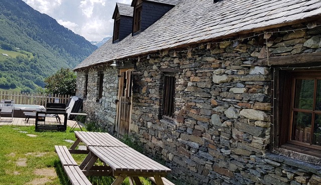 Renovated sheepfold 10 minutes from the ski slopes for a total of 17 people